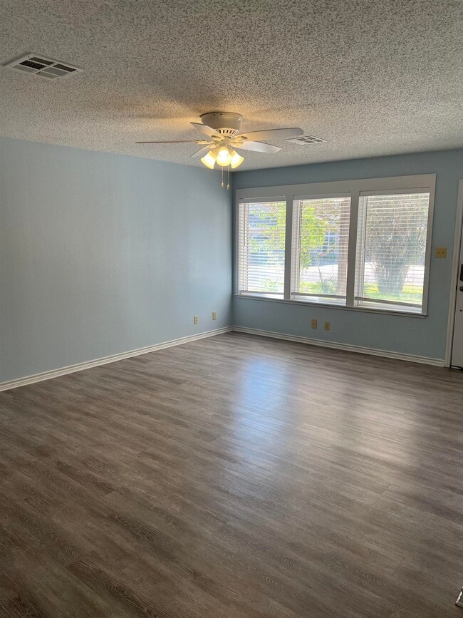 Building Photo - 1749 Bluebonnet Ln