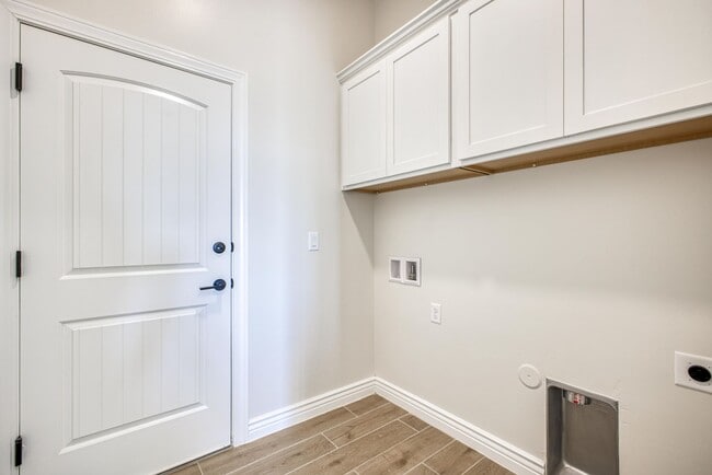 Building Photo - Beautiful East side House 4 bed-2.5 baths, part of The Overlook Casa Club that includes Swimming ...