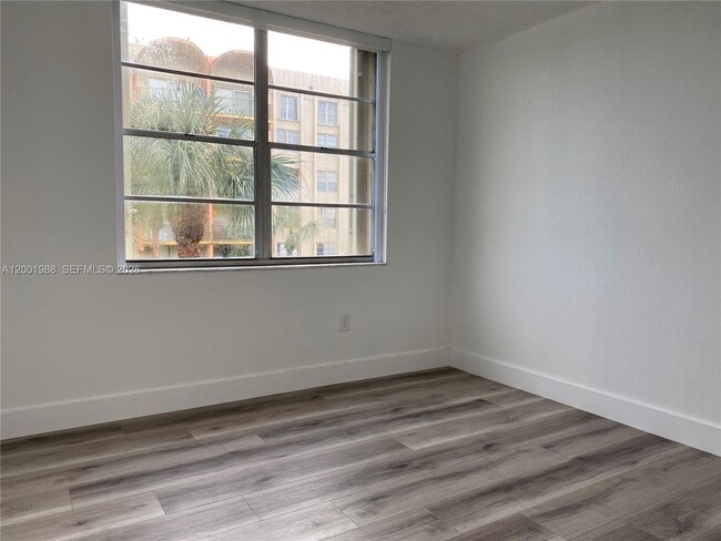 Building Photo - 9320 Fontainebleau Blvd