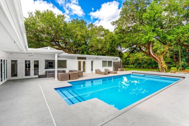 Building Photo - 11015 Lakeside Dr