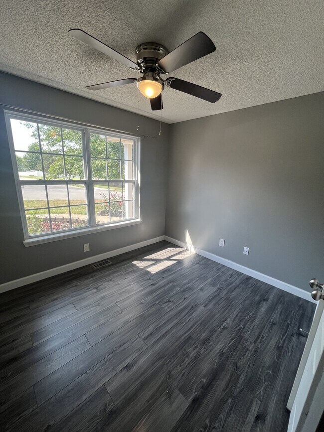 Building Photo - 723 Iron Horse Dr