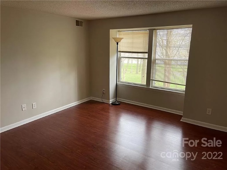 Building Photo - 9520 Shannon Green Dr