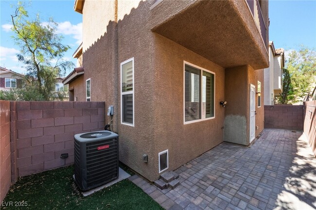Building Photo - 10627 Seasonable Dr