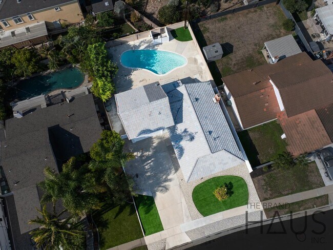 Building Photo - Two Primary Bedrooms, Pool, & Air Conditio...