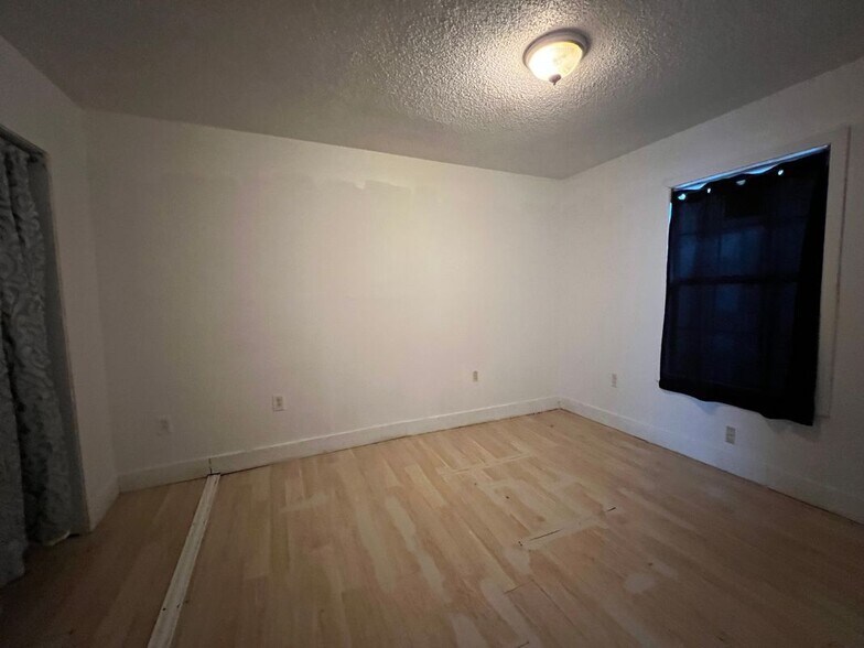 Building Photo - 4734 Wyandotte St