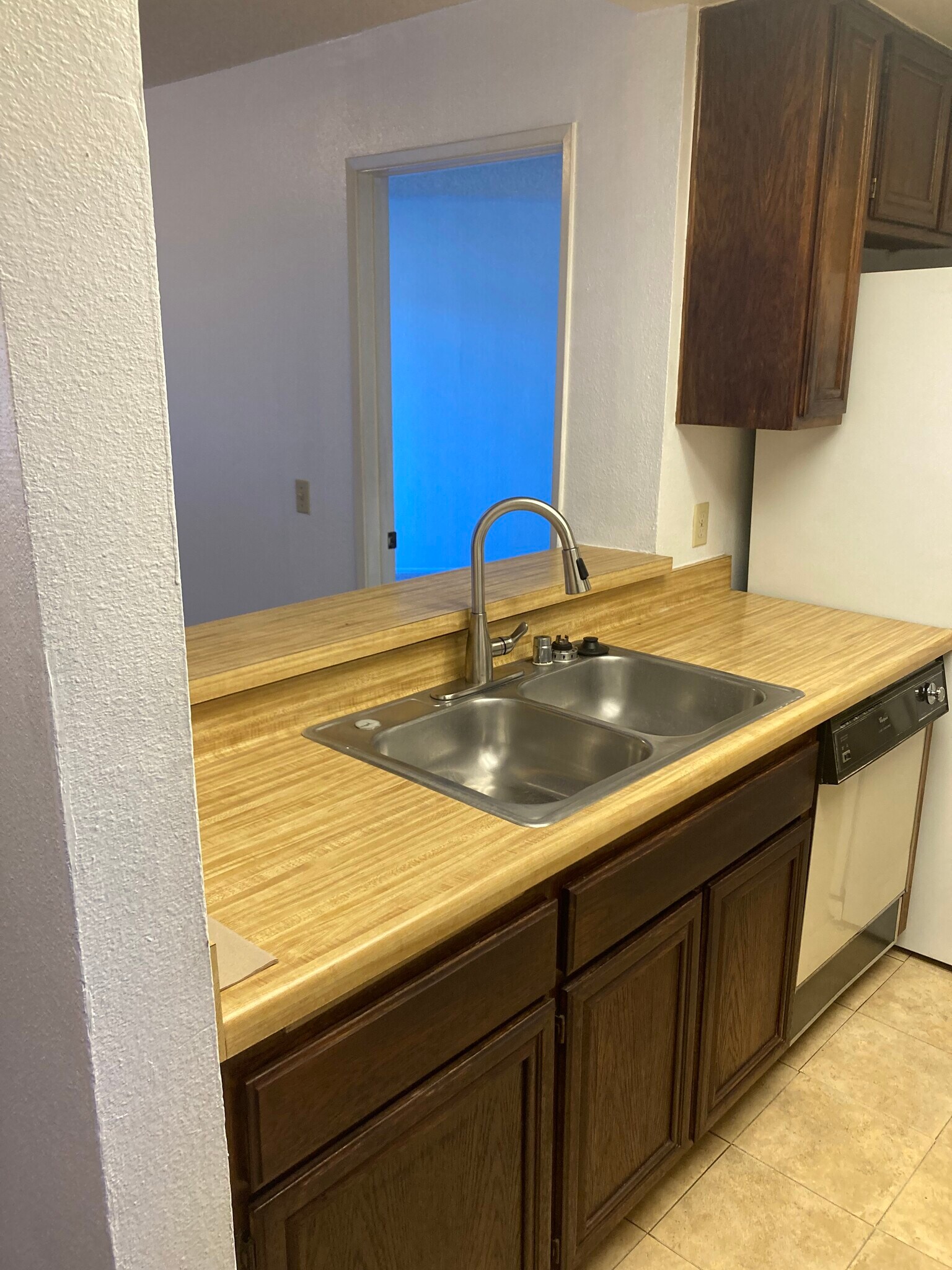 Kitchen sink - 2940 Elm Tree Ct