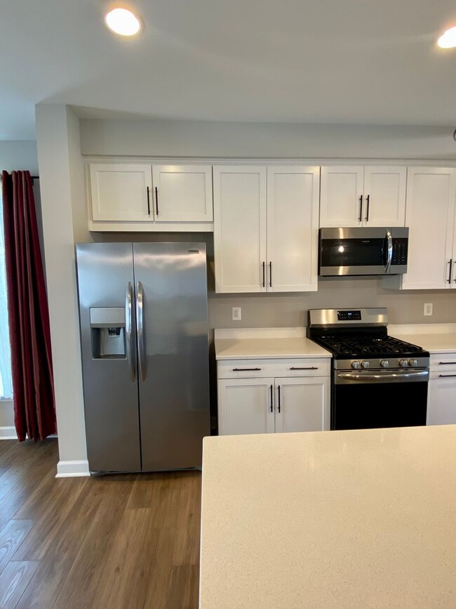 Building Photo - Charming 3-bedroom, 2.5-bathroom Townhouse