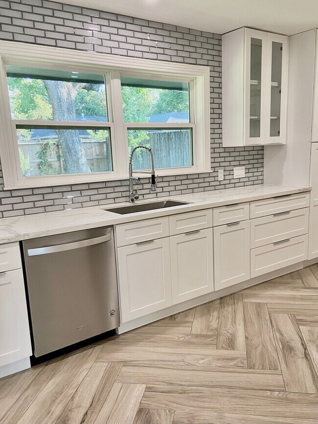 Building Photo - 7917 Ridgeview Dr