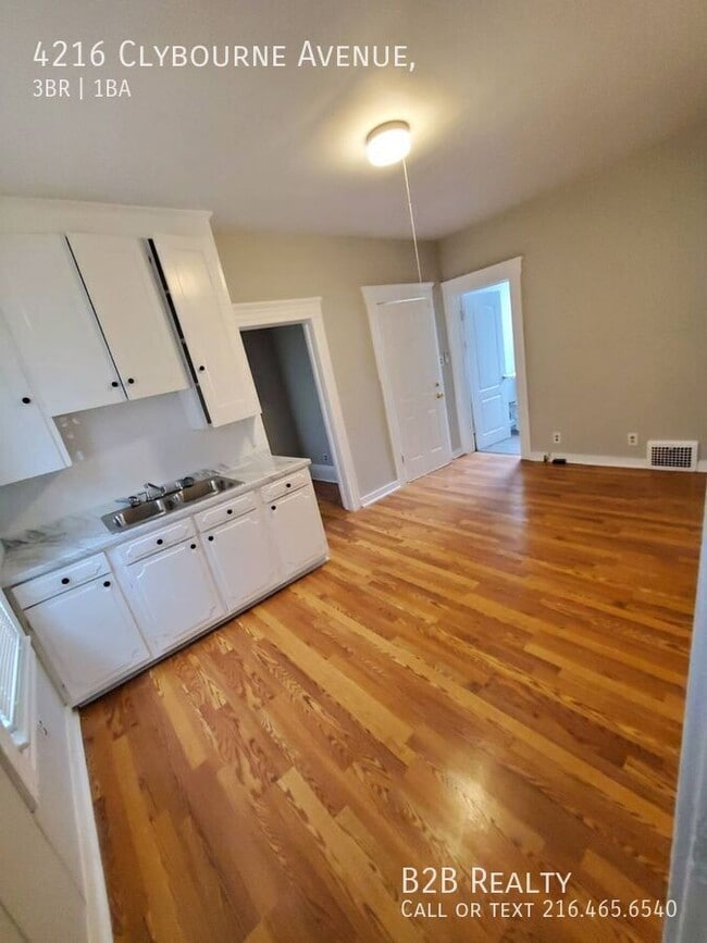Building Photo - 4216 Clybourne Ave