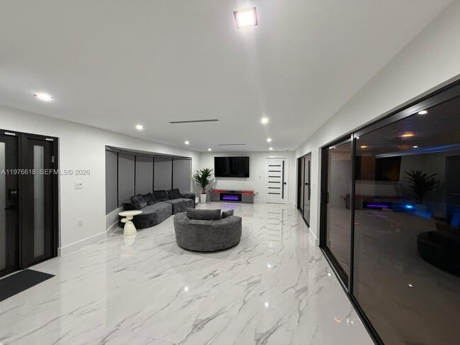 Building Photo - 103 Tropicana Dr