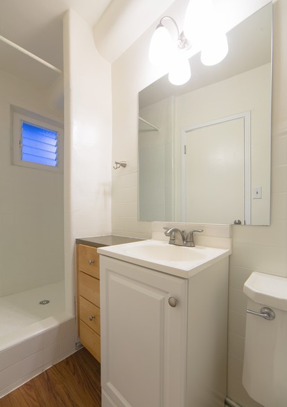 Studio Bathroom - Moana Vista Apartments