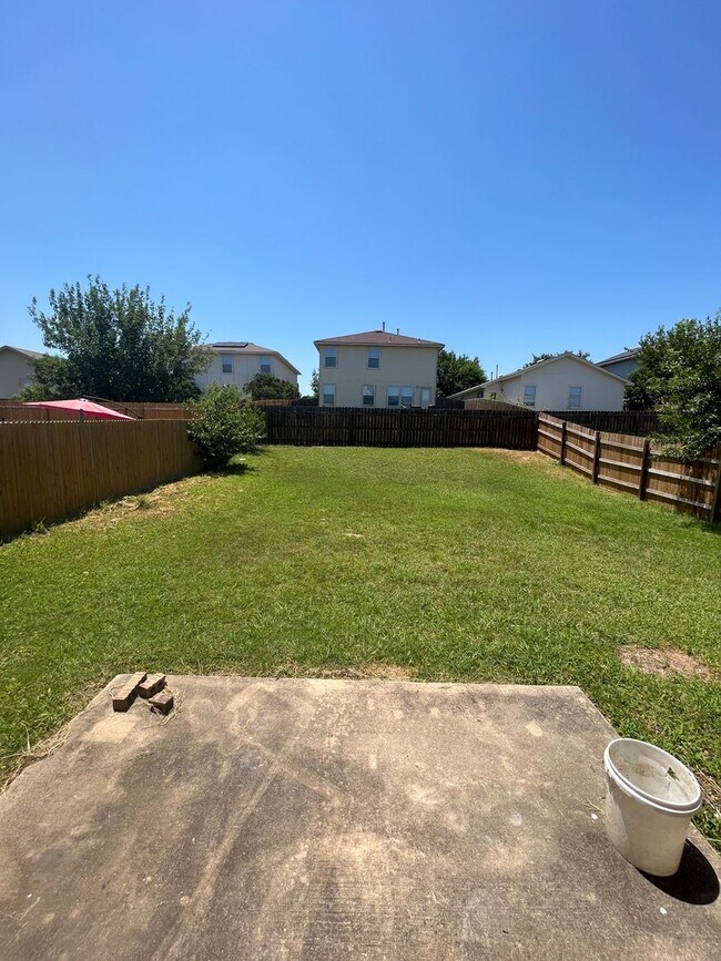 Building Photo - 3/2 in the heart of Del Valle