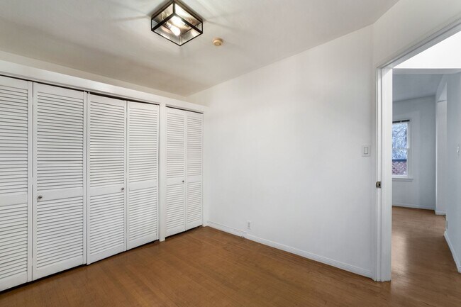 Building Photo - Private and comfortable 1 bed, 1 bath bung...