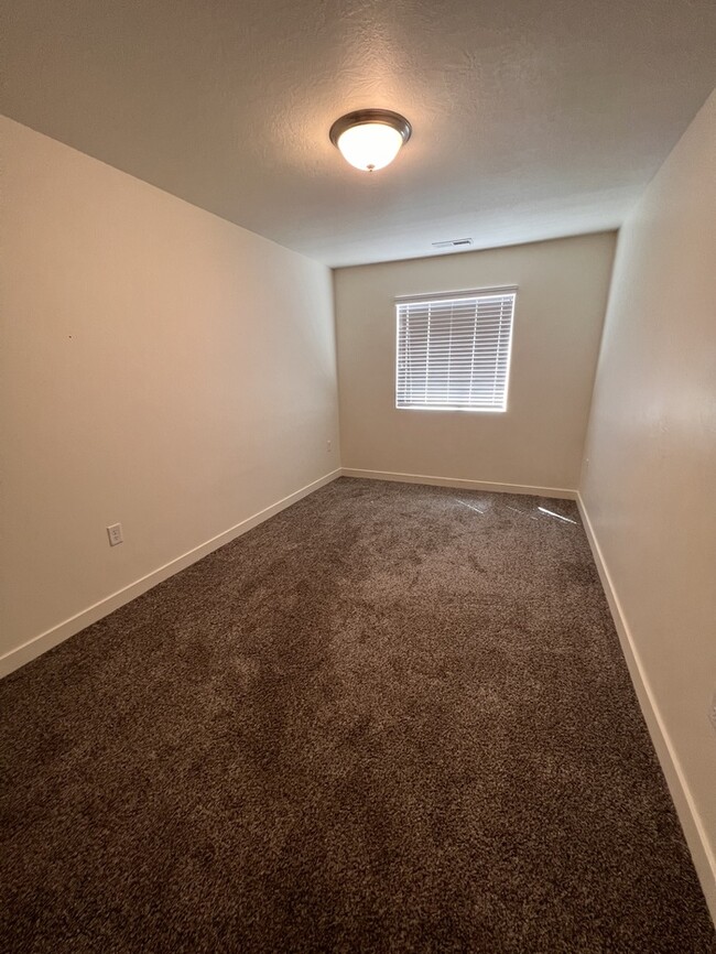 Building Photo - Spacious Herriman Townhome!