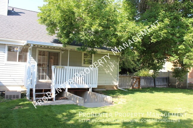 Building Photo - 523 Applewood Dr