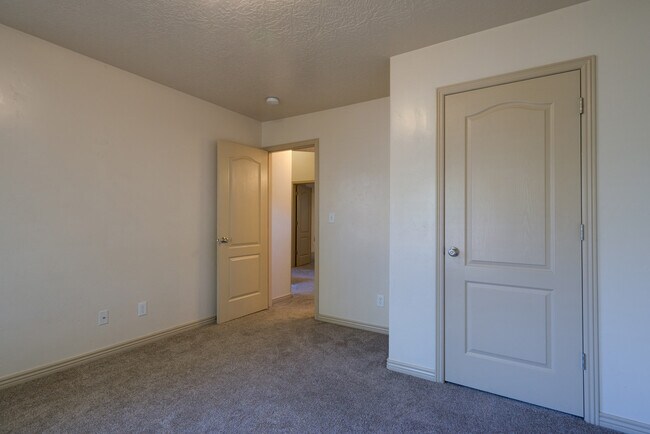 Building Photo - 3 Bedroom Plus Office in The Knolls at Little Valley