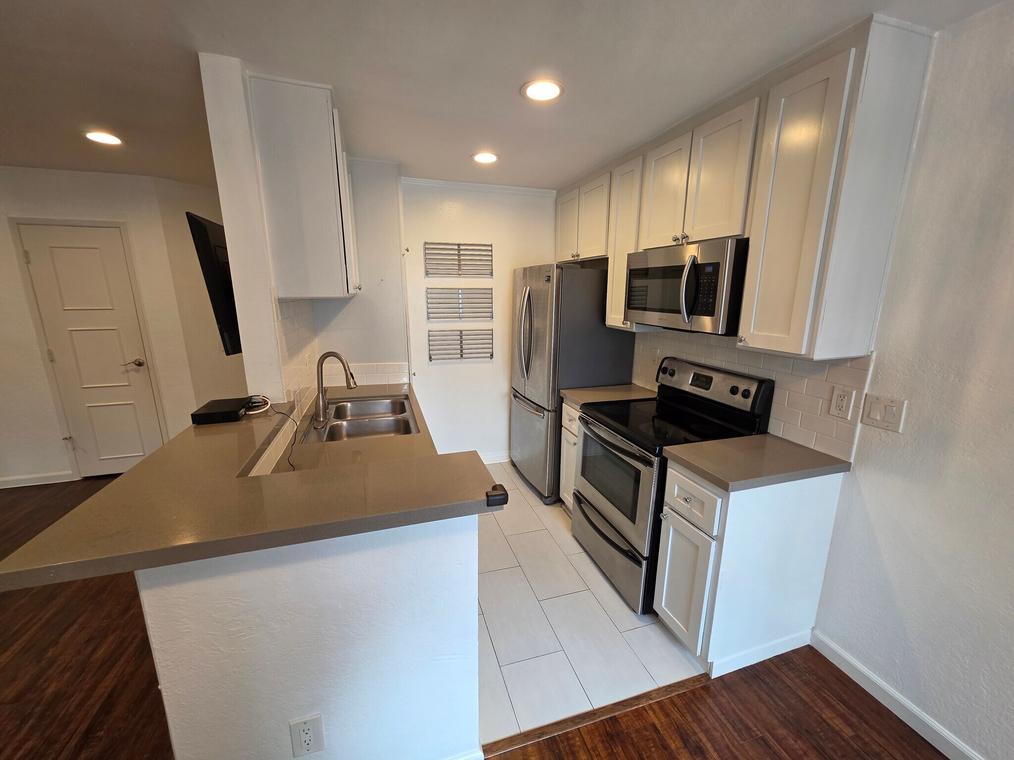 Building Photo - 1351 N Orange Dr
