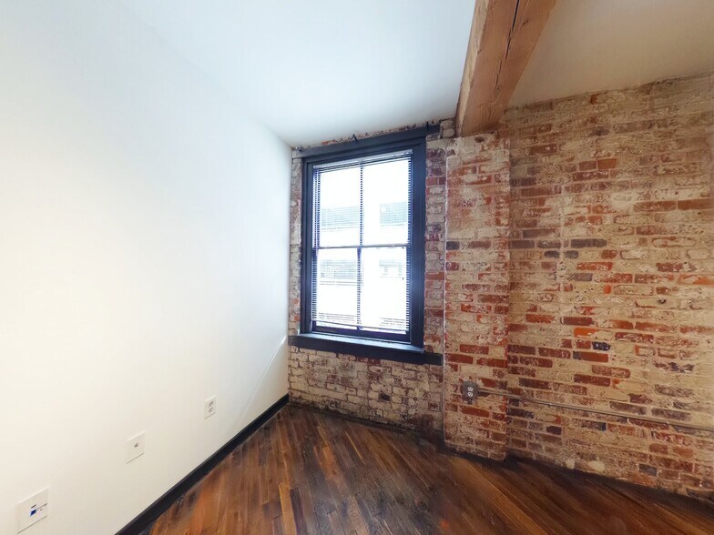 Building Photo - 1318 W Broad St