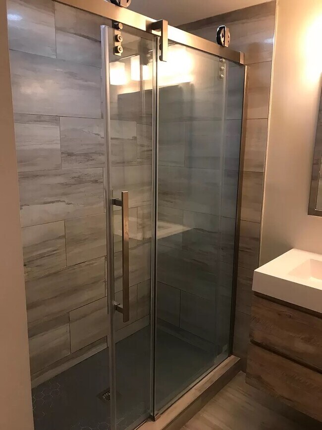 Guest bathroom 01 - 367 Auden Ave