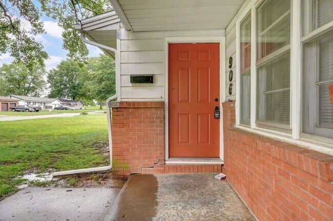 Building Photo - 906 N Belview Ave