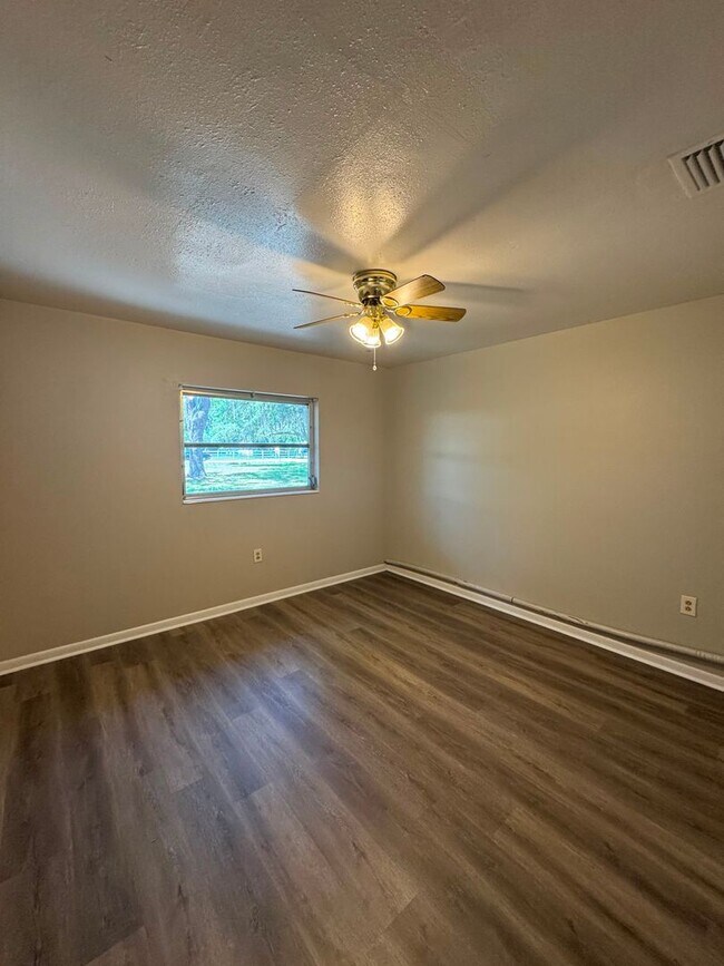 Building Photo - No HOA. Oversized 3/2 Home. NEW PHOTOS COMING SOON