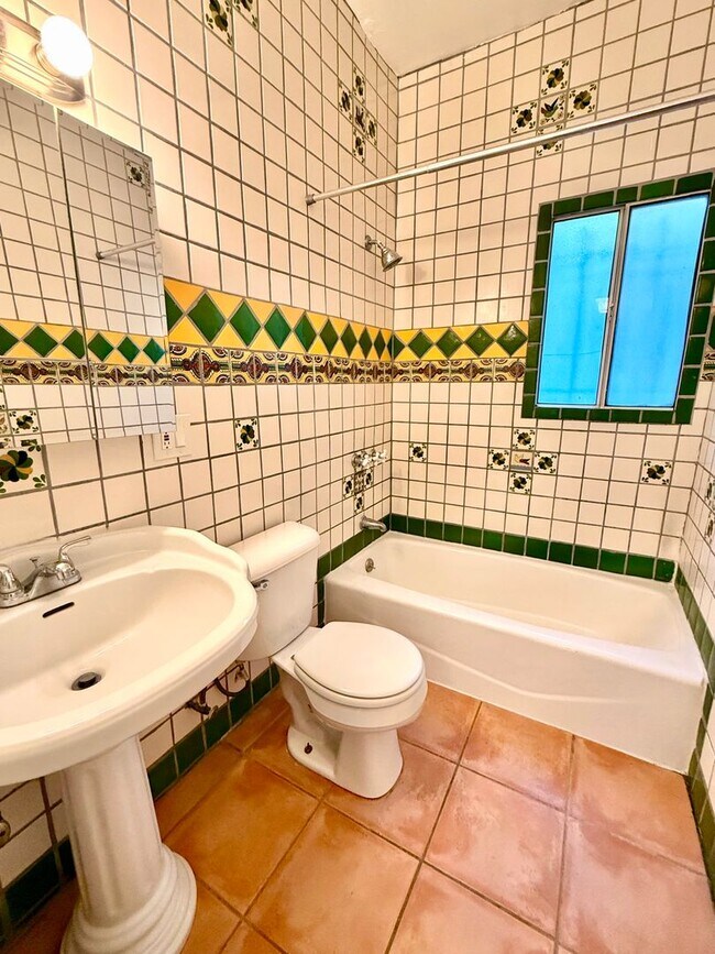 Building Photo - 2166 Beachwood Terrace