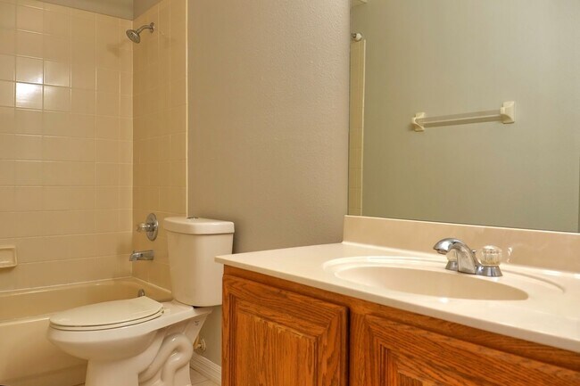 Building Photo - Beautiful 3 bed/2 bath home in Hunter's Cr...