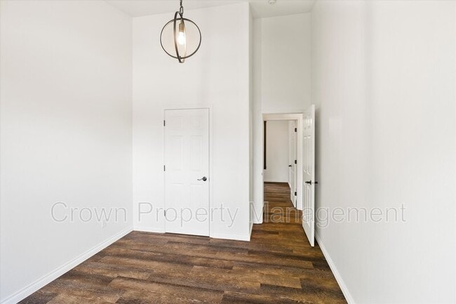 Building Photo - 2530 E Edgewood Dr