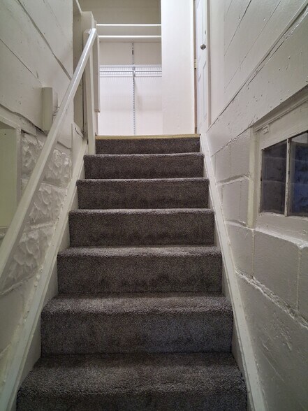 Building Photo - 821 Ravencrest Ave
