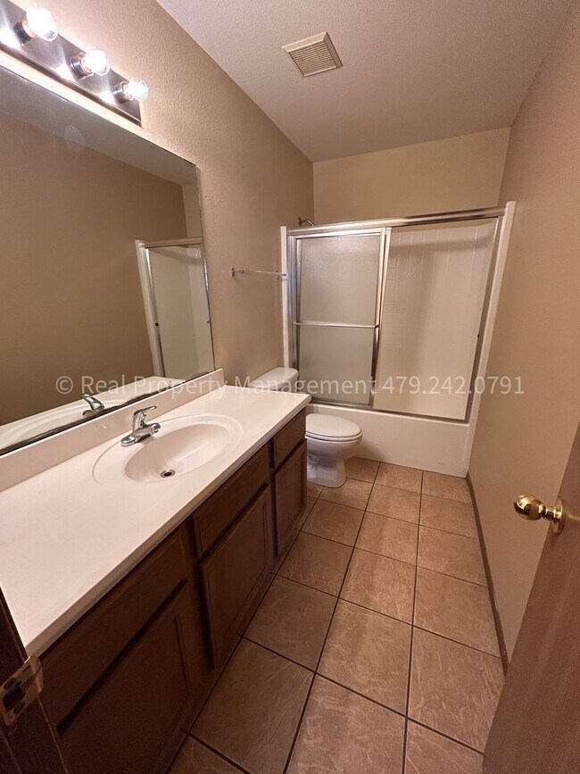 Building Photo - 1001 Trenton Dr