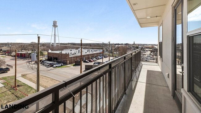 Building Photo - 108 N US Hwy 377