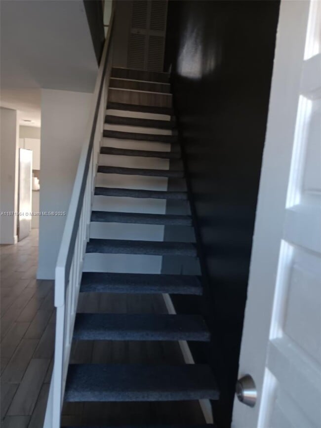 Building Photo - 550 SW 115th Ave