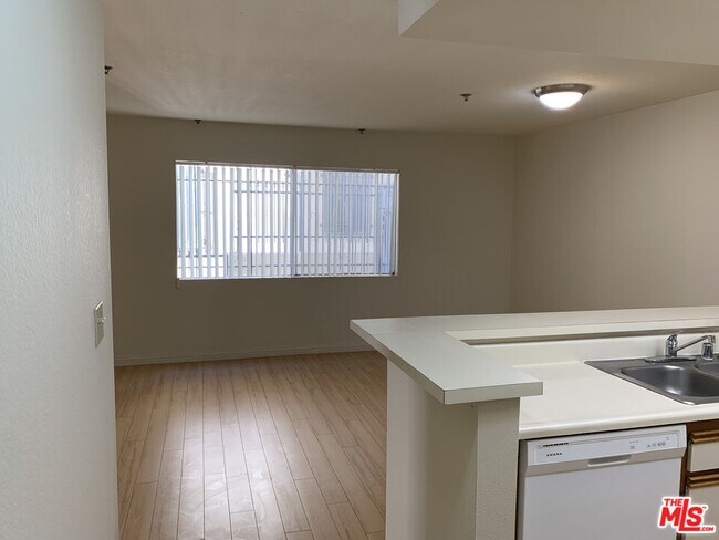 Building Photo - 420 S Harvard Blvd