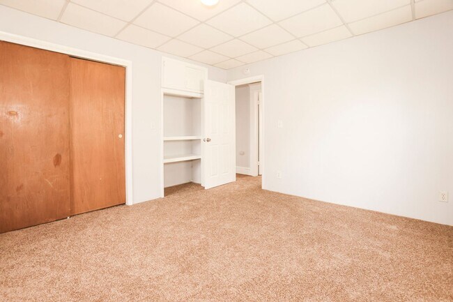 Building Photo - GREAT SINGLE FAMILY HOUSE . WAITING FOR YOU TO CALL HOME !!