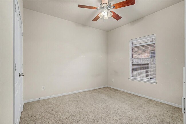 Building Photo - 623 W Newport Bend