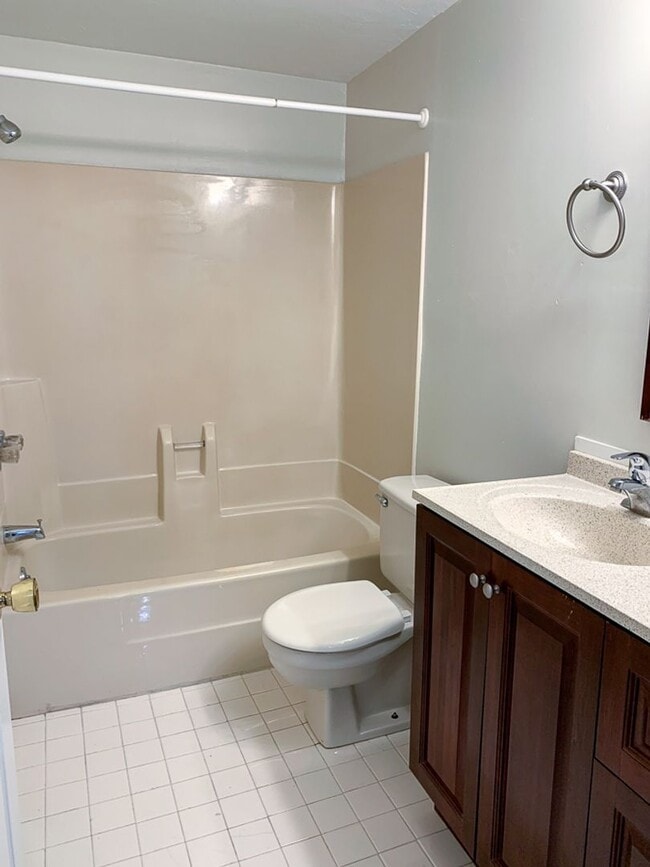 Building Photo - 2/2 Ground Floor Unit in Oakbrook Availabl...