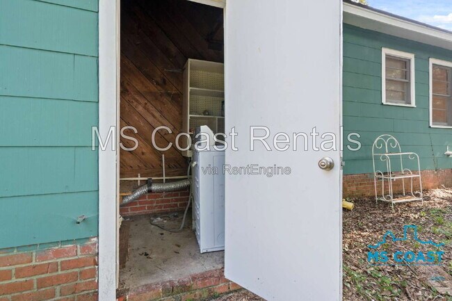 Building Photo - 2050 North Dr