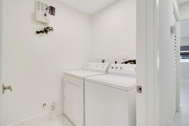 Building Photo - 8055 Sweetbriar Way