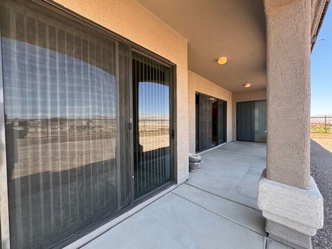 Building Photo - 3 Bedroom Exec Home Bullhead Parkway close...