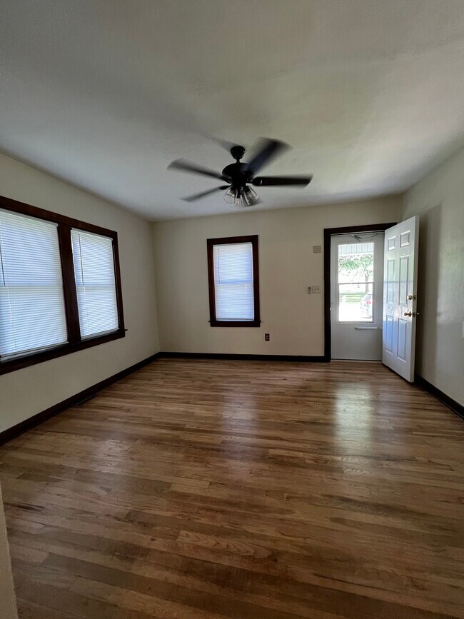 Primary Photo - 111 N Chanute St