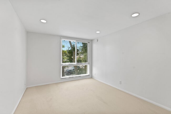 Building Photo - 1340 S Beverly Glen Blvd