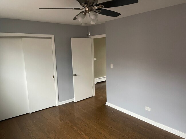 Building Photo - 5259 N Leamington Ave