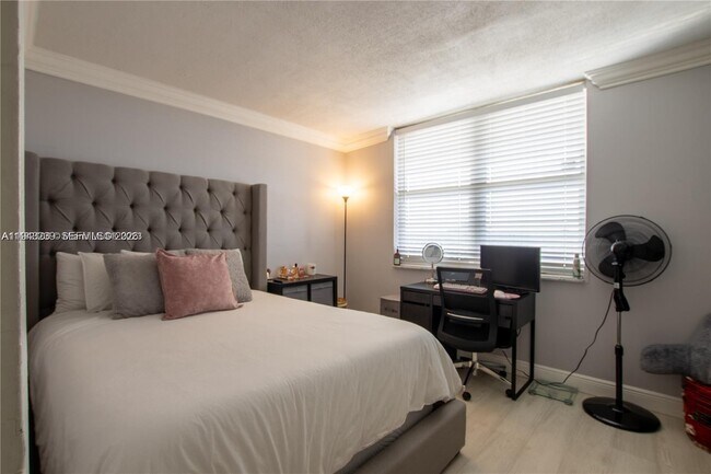 Building Photo - 250 Jacaranda Dr