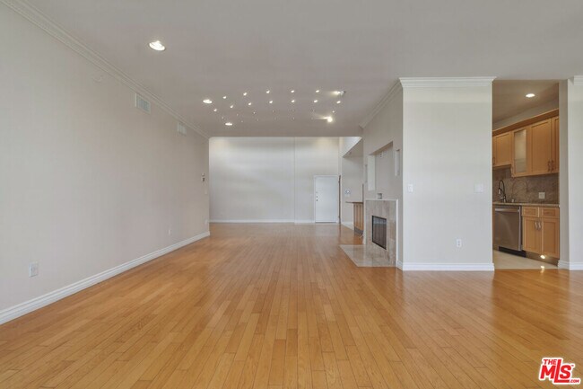 Building Photo - 4443 Ventura Canyon Ave