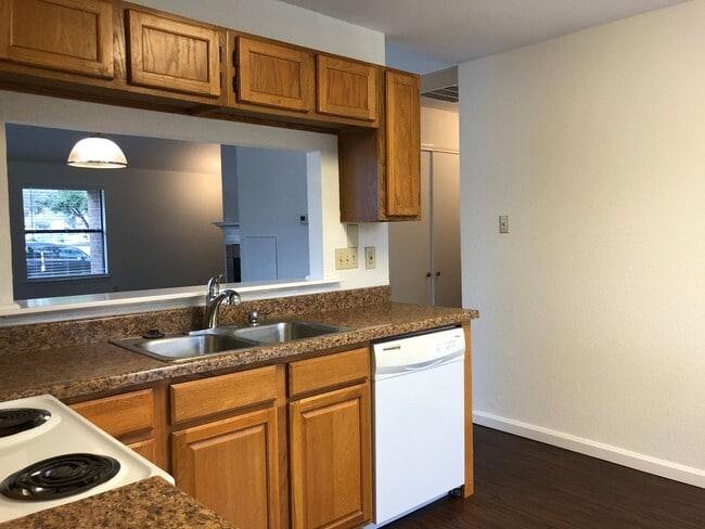 Building Photo - 208 E Denton Dr