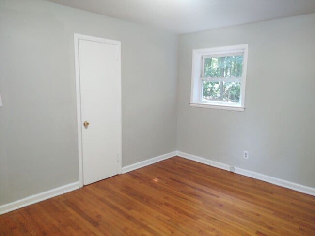 Building Photo - 3 bedroom 1 bath house- pet friendly available now