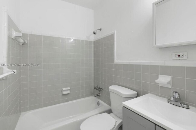 Building Photo - 1810 SW 70th Ave