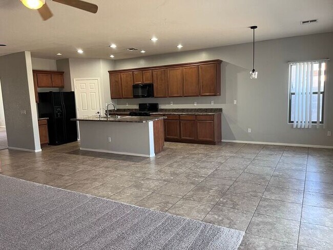Building Photo - 5 bed 3 bath 3 car garage in San Tan Valley