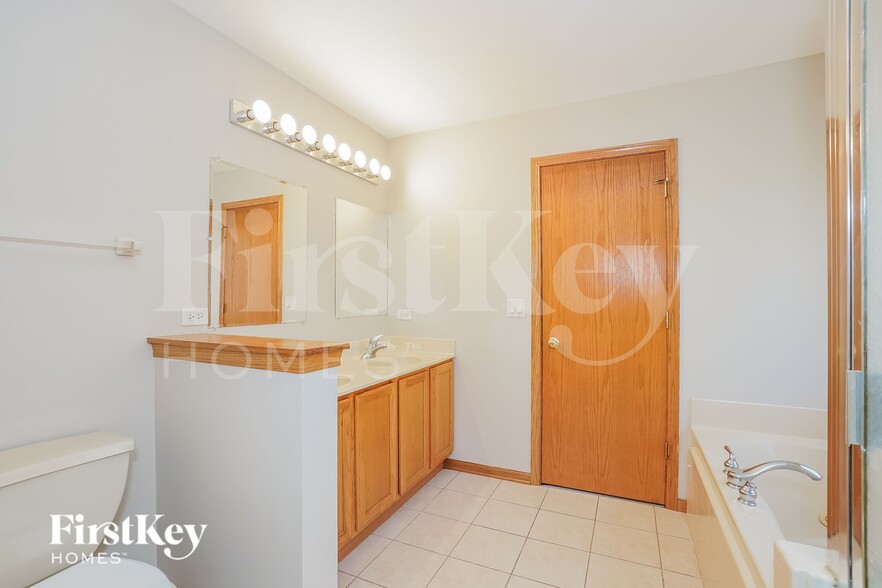 Building Photo - 16460 Kingsbrook Dr
