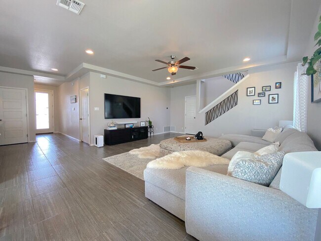 Building Photo - East El Paso 3 bed Refirg A/C